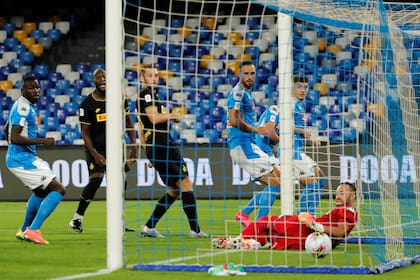La pelota ya ingresó en el arco de Napoli: Eriksen acaba de marcar el 1-0 de Inter en el partido de vuelta de la Copa Italia, que se juega en el estadio San Paolo sin público.