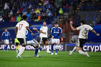 La pelota ya partió del pie izquierdo de Nico Paz y Harry Maguire (Manchester United) no podrá evitar el gol de Como