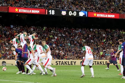 La pelota ya pasó por debajo de la barrera: será el primer gol de Messi en la temporada