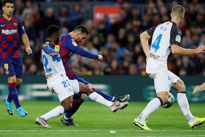 La pelota ya salió del botín izquiero de Messi: será su gol, el tercero de Barcelona ante Alavés