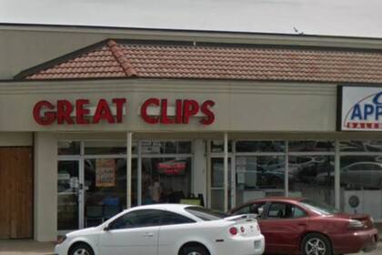 La peluquería está en Misuri, y según las autoridades, el primer trabajador estuvo en contacto con 84 clientes mientras que el segundo, con 56