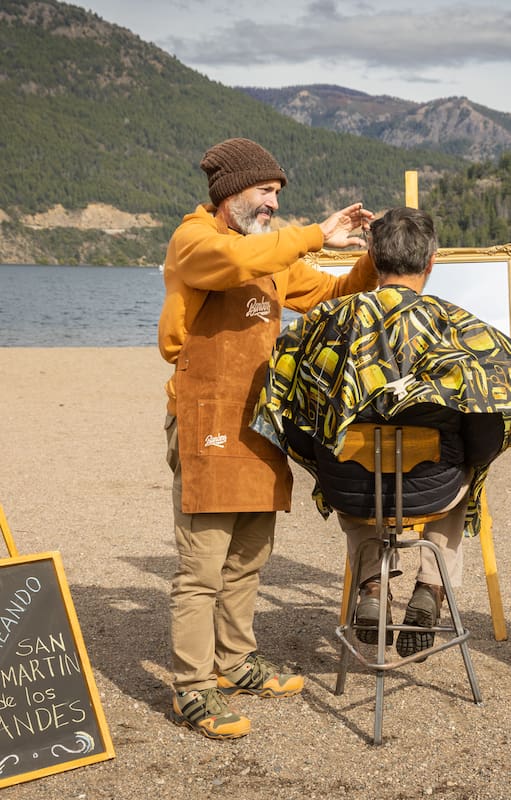 La peluquería rodante en San Martín de los Andes.
