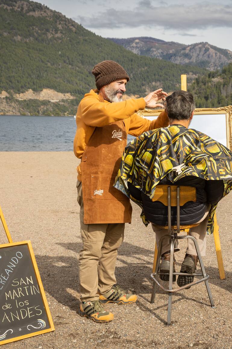 La peluquería rodante en San Martín de los Andes.