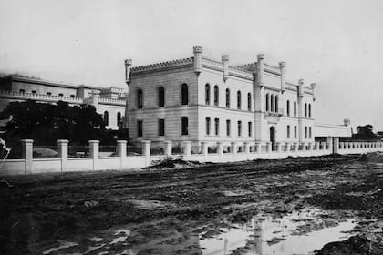 La Penitenciaría Nacional, ubicada donde actualmente se encuentra el Parque Las Heras, estaba rodeada de un área inhóspita y llena de personajes de mal vivir que fue conocida como Tierra del Fuego