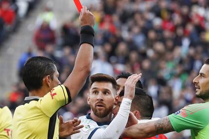 La peor imagen del capitán: expulsado; se perderá el debut en las eliminatorias