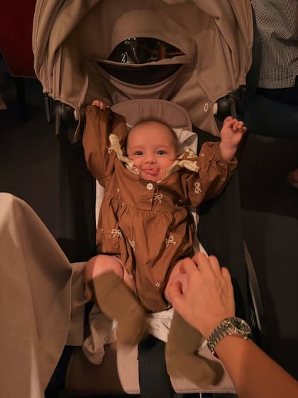 La pequeña Aitana se robó todas las miradas al posar sonriente con un enterito marrón (Foto: Instagram/@camihoms)