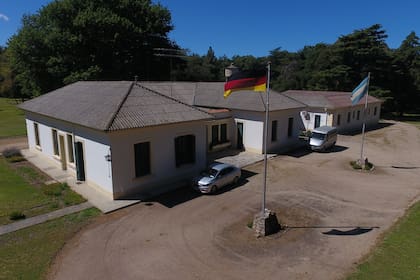 LA PEQUENA ALEMANIA , LA ESTANCIA HOGAR RODOLFO FUNKE DONDE FUNCIONA LA FUNDACION FUNKE , SOLO PUEDEN INGRESAR ALEMANES O DESCENDIENTES Y EN ALGUNA EPOCA DEL ANIO , NATIVOS, SOLO CON RECOMENDACION . TOMAS MEYER Y GONZALO RODRIGUEZ .