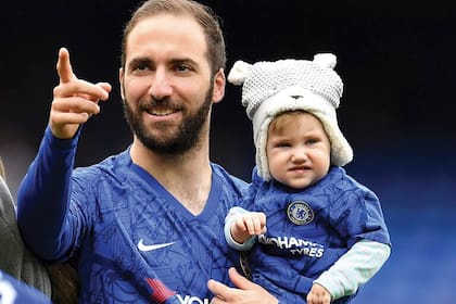 La pequeña Alma, la hija de Gonzalo que nació en mayo de 2018, la razón principal del cambio del goleador: "Ella me fue cambiando un poco mis sensibilidades. Con ella terminé de entender que hay cosas mucho más importantes que el qué dirán", cuenta Gonzalo
