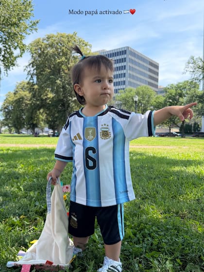 La pequeña Aurora lució orgullosa la camiseta número seis con la palabra "Papá" en la espalda (Foto: Instagram @lopezbenitezmuri)