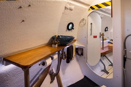 La pequeña casa tiene un baño completo