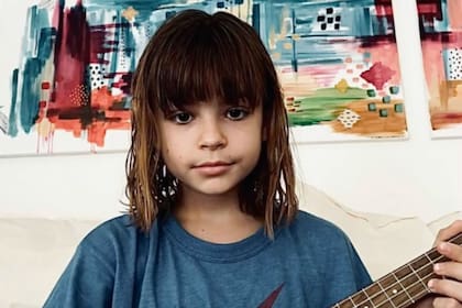 La pequeña de 11 años interpretó, presentando nuevo look, un cover con su ukelele que le való elogios