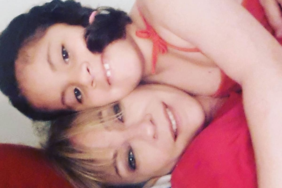 La pequeña de ocho años tiene un retraso madurativo; hace dos años le costaba comunicarse y moverse sola, hoy habla y se moviliza por sí misma