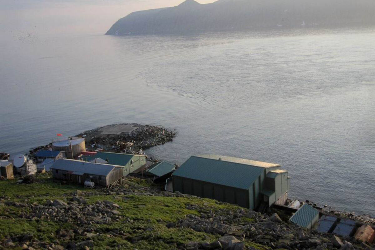 La Pequeña Diómedes y, enfrente, el territorio de Rusia, en el estrecho de Bering