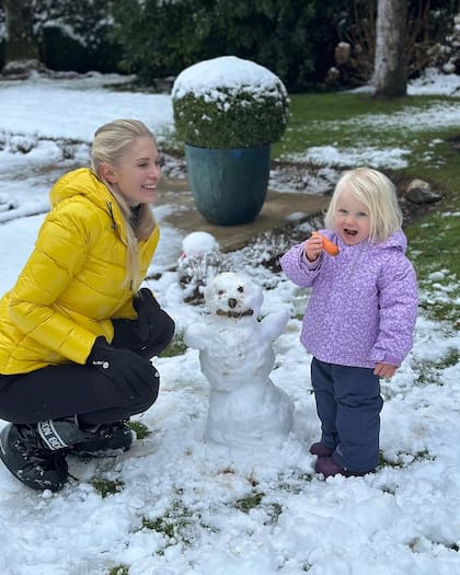 La pequeña Elle se divirtió con su muñeco de nieve (Foto: Instagram @danielachristiansson)