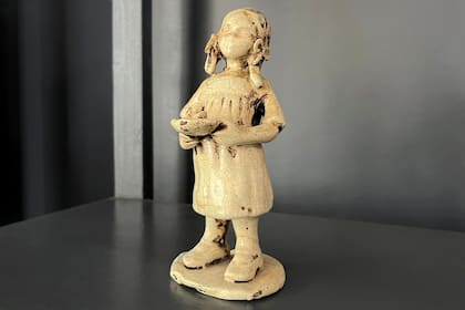 La pequeña estatua de una niña, recuerdo de la abuela paterna