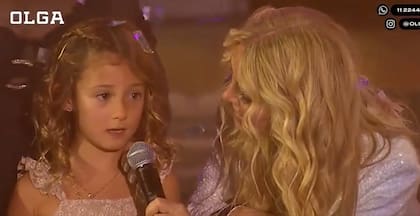 La pequeña estuvo en el homenaje de su abuela y cantó algunas canciones (Foto: Captura Olga)