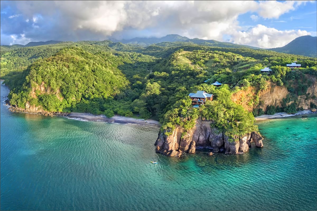 La pequeña isla del Caribe que aceptará a los extranjeros que pidan asilo en EE.UU. tiene una población de poco más de 70.000 habitantes