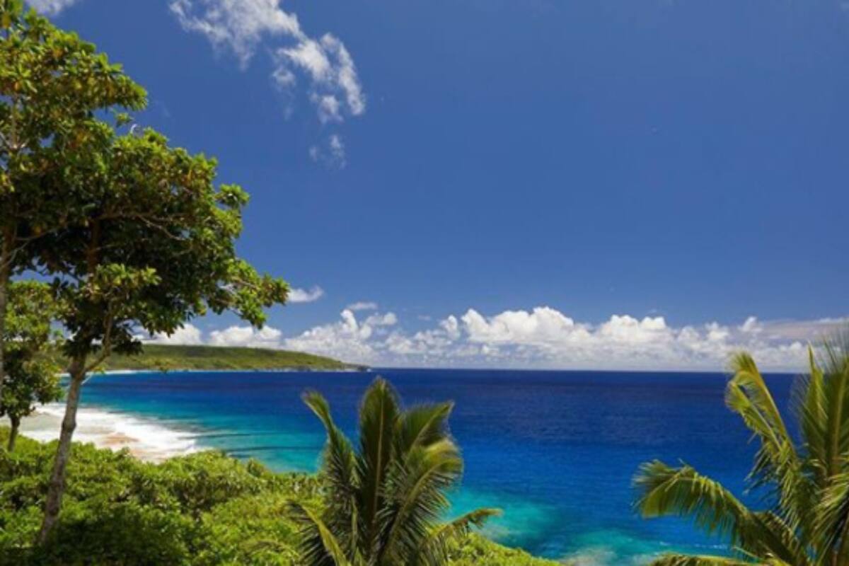 La pequeña isla del Pacífico se encuentra 23 horas atrasada respecto de Auckland, la ciudad más cercana. Una mayoría de niuenses estaría dispuesta a saltarse un día hacia el oeste en su franja horaria para compartir calendario con Nueva Zelanda