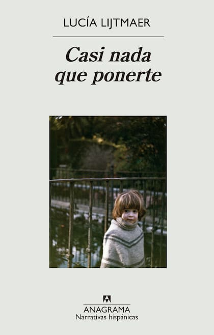 La pequeña Lucía posa con su poncho en la portada de la edición de Anagrama