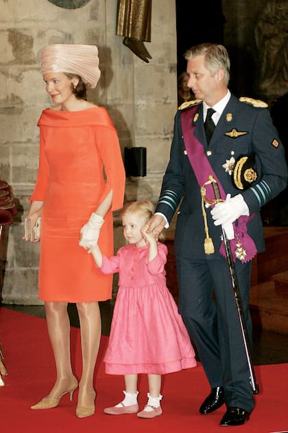 La pequeña princesa en las celebraciones por el Día Nacional de 2006 junto a los reyes Felipe y Matilde.