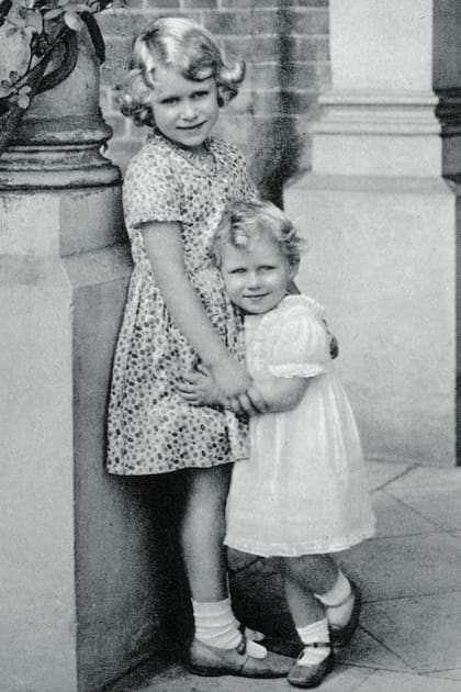 La pequeña princesa Isabel, a los 6 años, posa con su hermana menor, la princesa Margarita, de 2 años, en agosto de 1932.