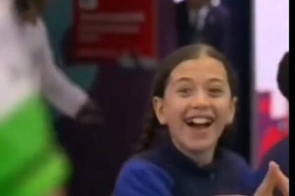 La pequeña que no puede creer que Messi la saludó