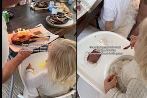 La pequeña sopló las velas y luego disfrutó una porción del particular pastel. (TikTok)