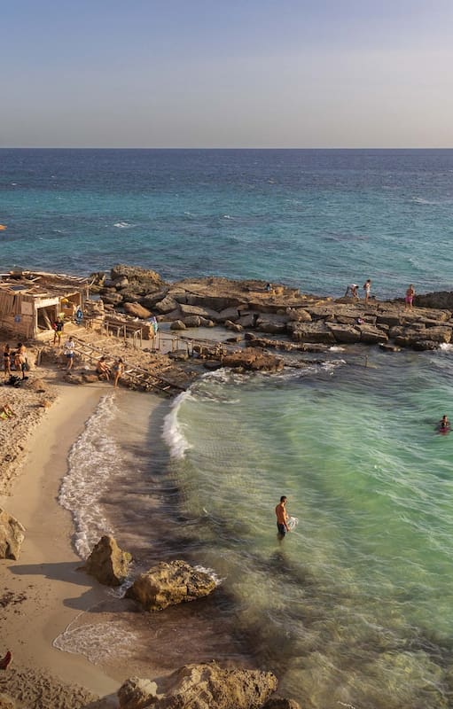 La pequeña y muy buscada playa de Caló des Mort, en Formentera.