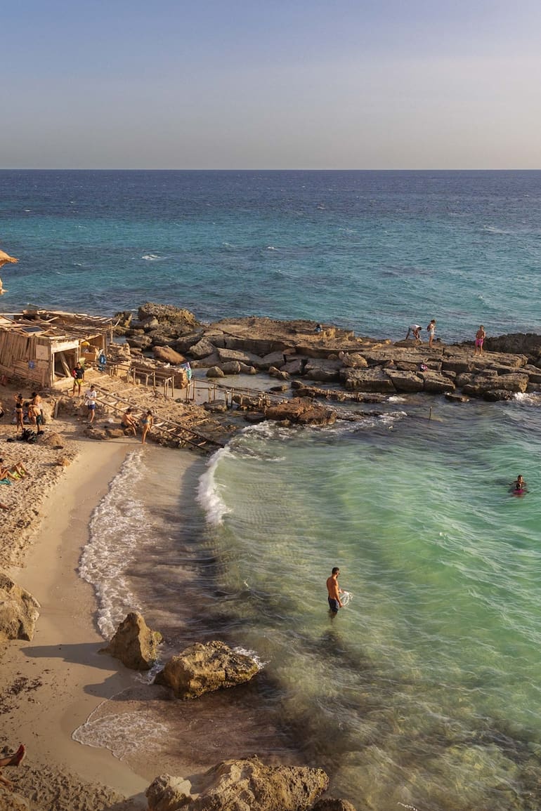 La pequeña y muy buscada playa de Caló des Mort, en Formentera.