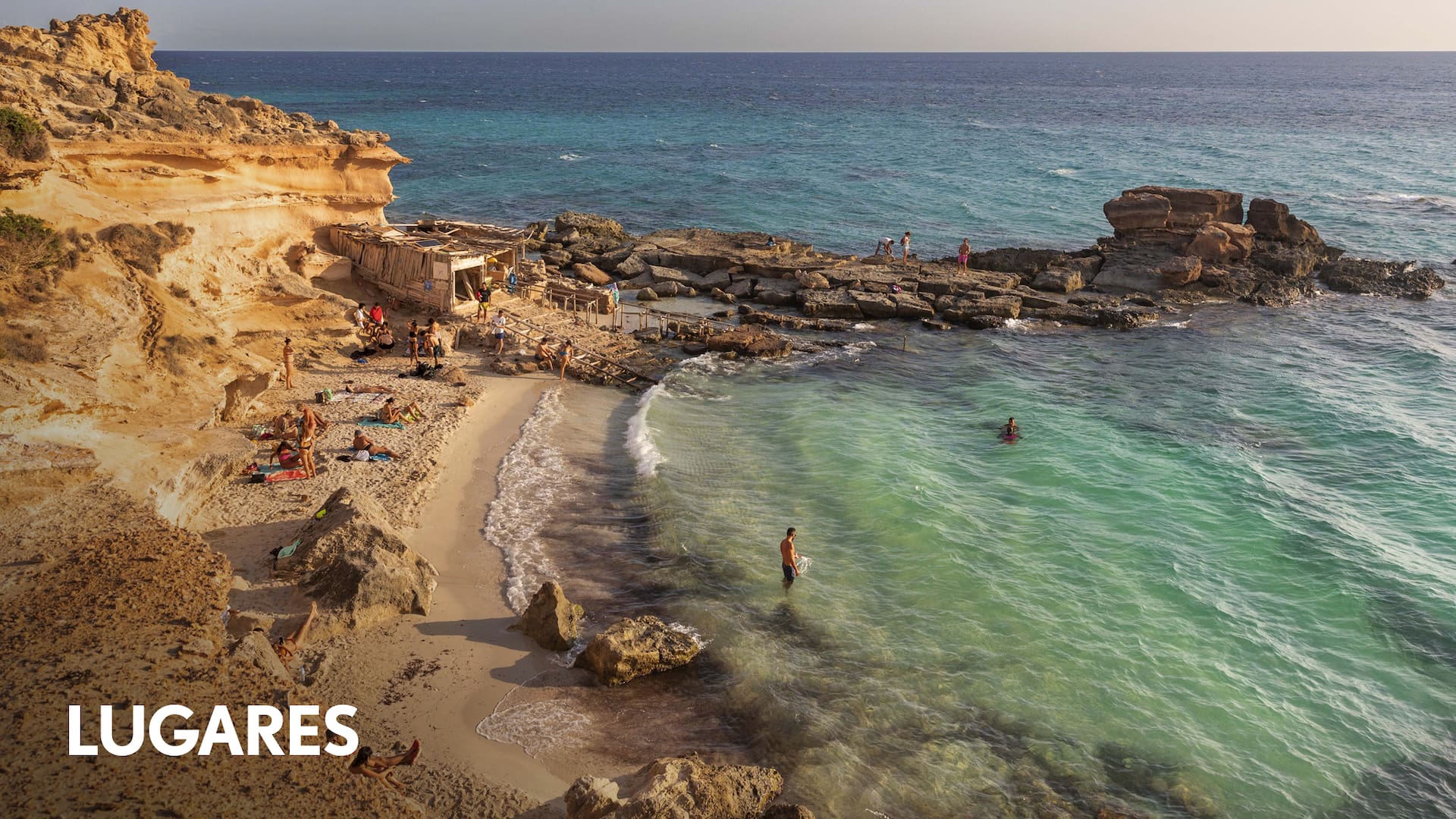 La pequeña y muy buscada playa de Caló des Mort, en Formentera.