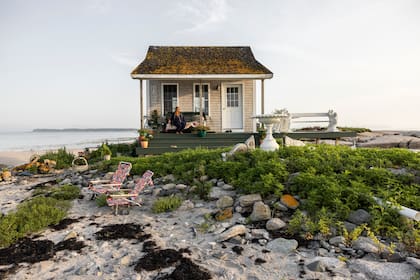 La pequeña y única casa que tiene  la isla fue construida en 2009