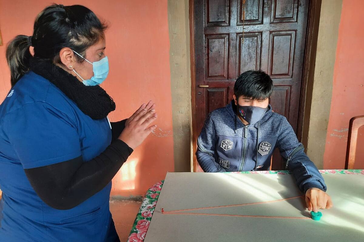 La pérdida casi total de su visión no es obstáculo para Héctor Guanuco, alumno de 4° año, estudie triángulos