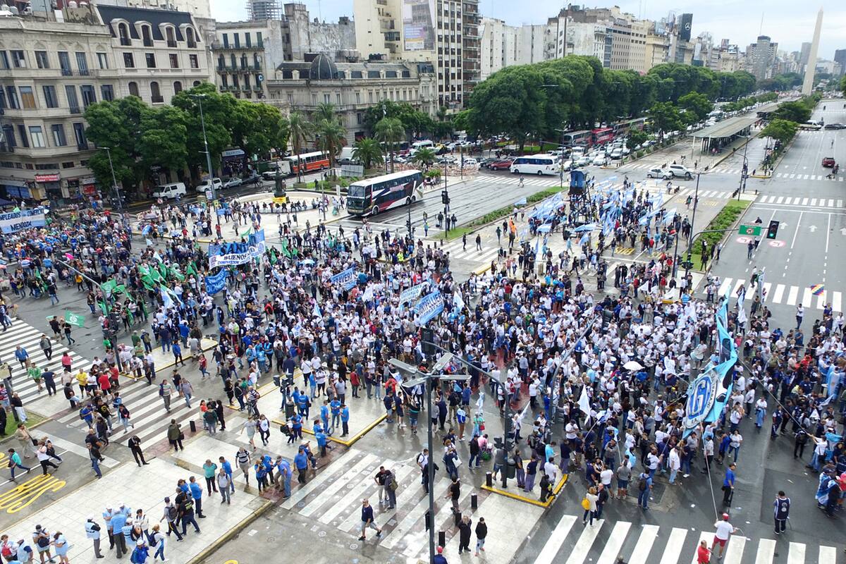 La peregrinación de la CGT empezó en Once y finalizó en 9 de Julio y Avenida de Mayo