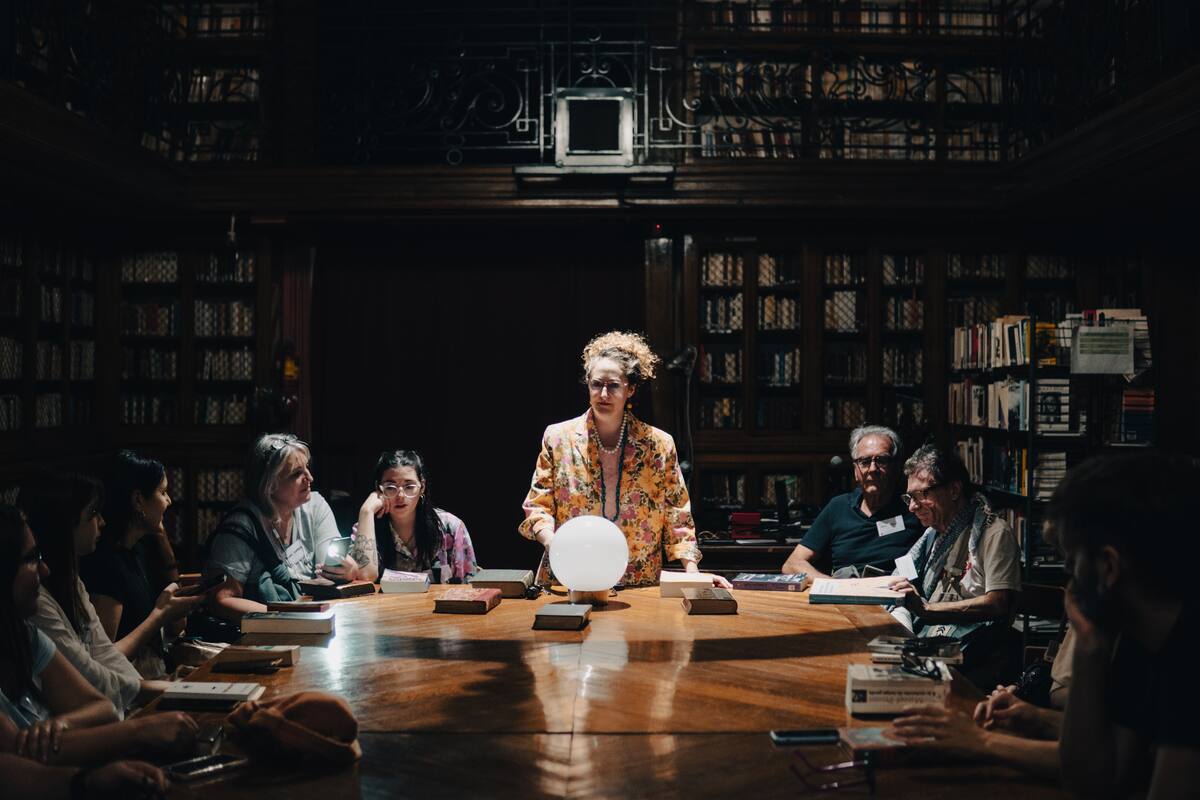 La performance creada especialmente para la biblioteca de la Alianza Francesa, en la primera jornada de la Noche de las Ideas
