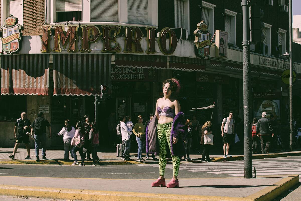 La performance transita por las esquinas del barrio