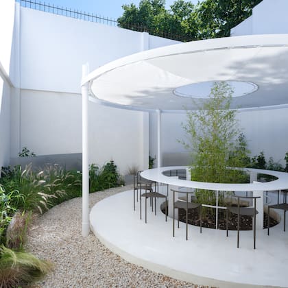 La pérgola fue diseñada por Wollstudio y realizada por Matías –familiar de los dueños del restaurante– en hierro pintado con pintura epoxi blanca.