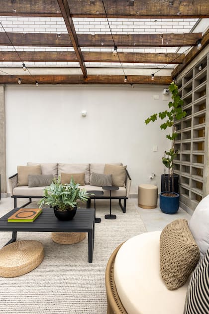 La pérgola, que próximamente estará cubierta de parras, promete una atmósfera aún más acogedora.