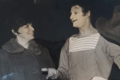 La periodista Alba Picasso, décadas atrás, junto al mimo Marcel Marceau