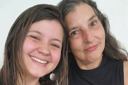 La periodista chilena-brasilera Amanda Marton junto a su madre, Cecília, a quien llama "Mainha"