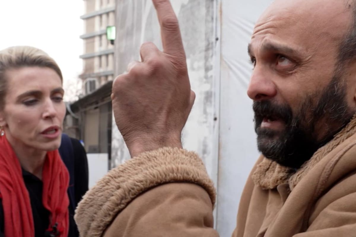 La periodista Clarissa Ward, después de encontrar a un prisionero en una celda secreta de Siria