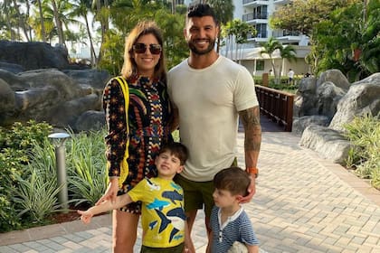 La periodista de espectáculos Chloe Melas, junto a su esposo Brian Mazza y sus dos hijos (Crédito: Instagram/@chloemelas)