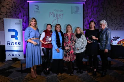 La periodista Dominique Metzger, Catalina Hornos, directora general de Fundación Abriendo Caminos junto a Eugenia Rossi, presidente de Fundación Rossi con la Dra. Ángeles Zorreguieta, directora ejecutiva de la Fundación Instituto Leloir, Edith Grynszpancholc, presidente Fundacion Natali Flexer y la Dra. Marina Simian, cofundadora y CEO de la startup Oncoliq SAS y Agustina Rossi, directora de Fundación Rossi