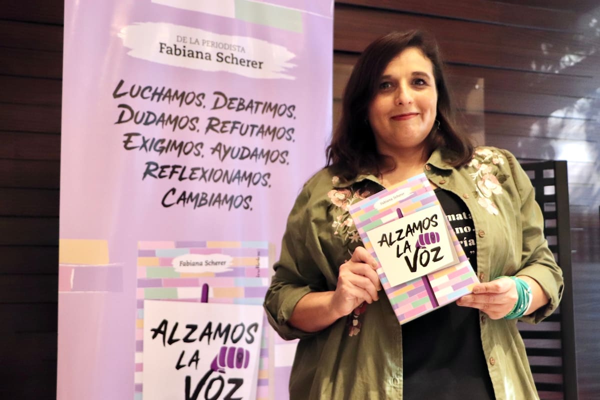 La periodista Fabiana Scherer presentó esta tarde su libro Alzamos la voz en el centro Dain Usina Cultural