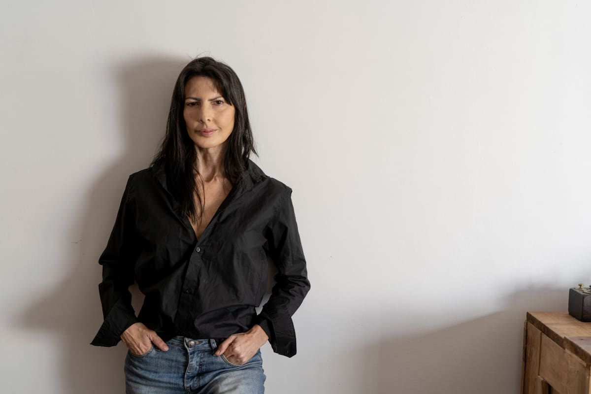 La periodista, guionista y escritora Josefina Licitra (La Plata, 1975) rastrea en las huellas del pasado a su propio padre