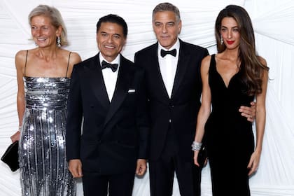 La periodista irlandesa Zanny Minton Beddoes y el periodista indio-estadounidense Fareed Zakaria fueron parte de este evento benéfico y posaron con sus anfitriones