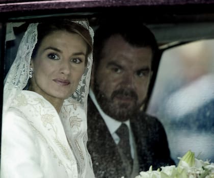 La periodista Letizia Ortiz Rocasolano tenía 31 años cuando se casó. Por primera vez una asturiana se convertía en Princesa de Asturias en los 616 años de existencia del título. Doña Letizia no pudo recorrer a pie y del brazo de su padre y padrino, Jesús Ortiz, los casi 200 metros de alfombra roja desde el Palacio Real a la catedral de la Almudena. Ya chispeaba cuando salió el cortejo y cuando le tocó el turno a ella ya lo hacía con ganas.
