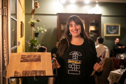 La periodista Mariana Iglesias coordina tours cortazarianos y participa de las visitas a la casa del escritor en la calle Rawson