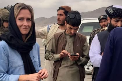 La periodista neozelandesa Charlotte Bellis recurrió a los talibanes para pedir ayuda