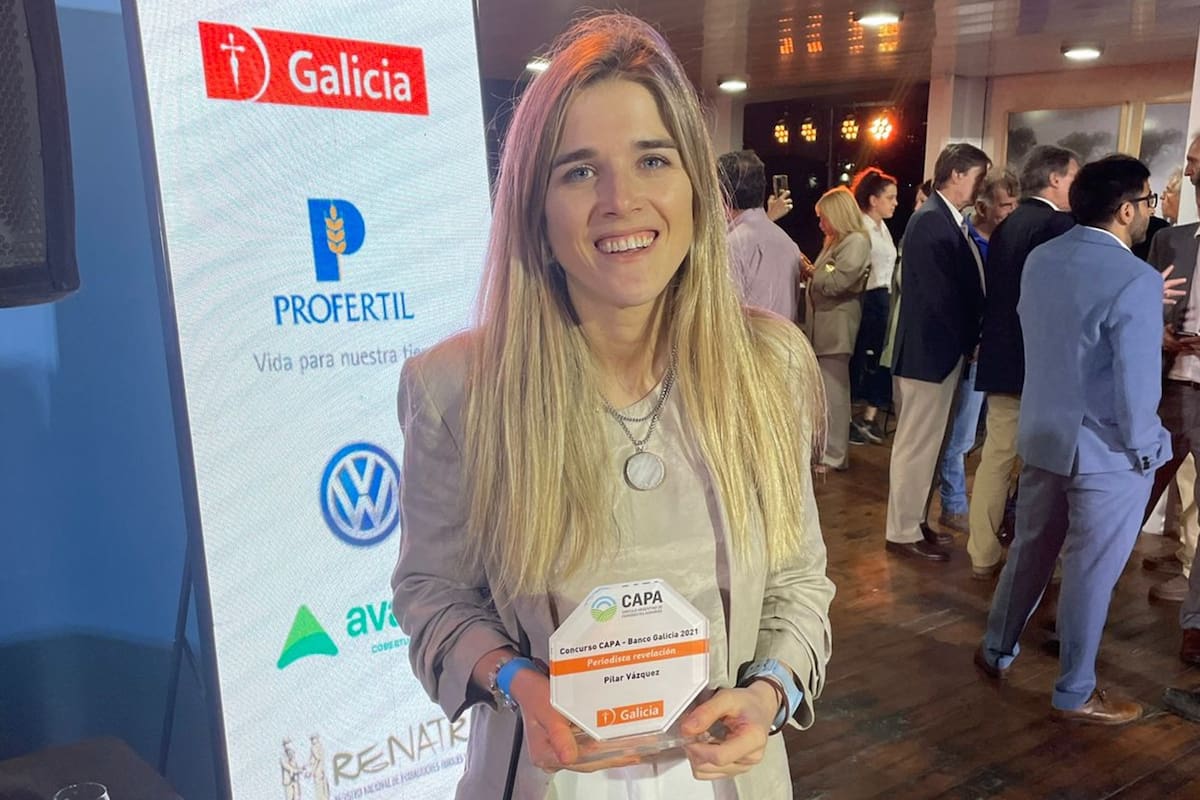La periodista Pilar Vazquez con el premio recibido