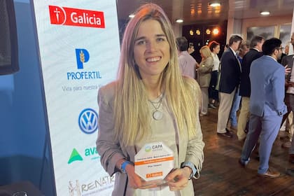 La periodista Pilar Vazquez con el premio recibido